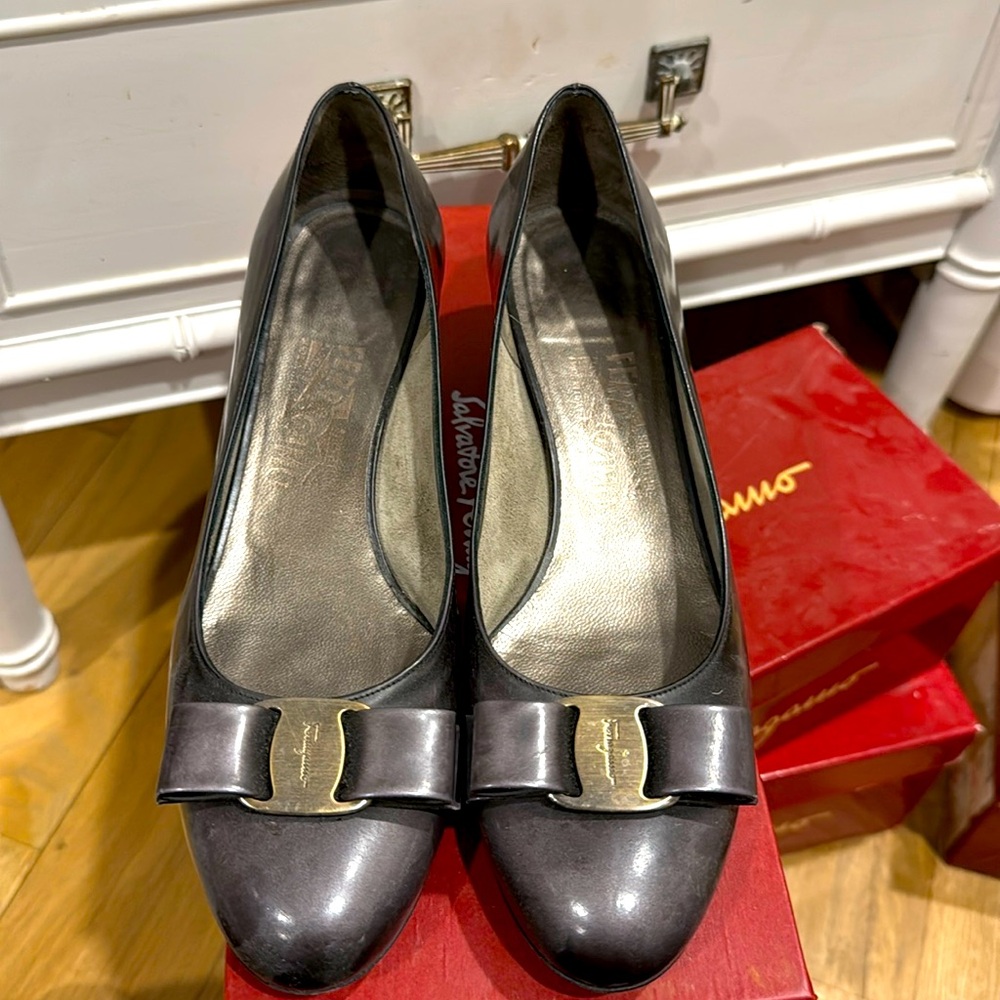 Salvatore Ferragamo Vara I Size 8C Metallic gray